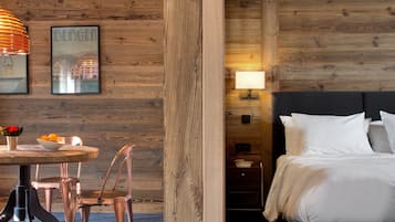 Comfort Süit | Odada kasa, ayrı ayrı dekore edilmiş, ayrı ayrı döşenmiş, masa