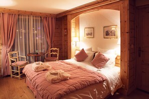 In-room safe, individually decorated, individually furnished, desk