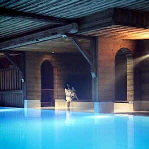 Indoor pool, sun loungers
