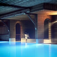 Piscina interna, espreguiçadeiras