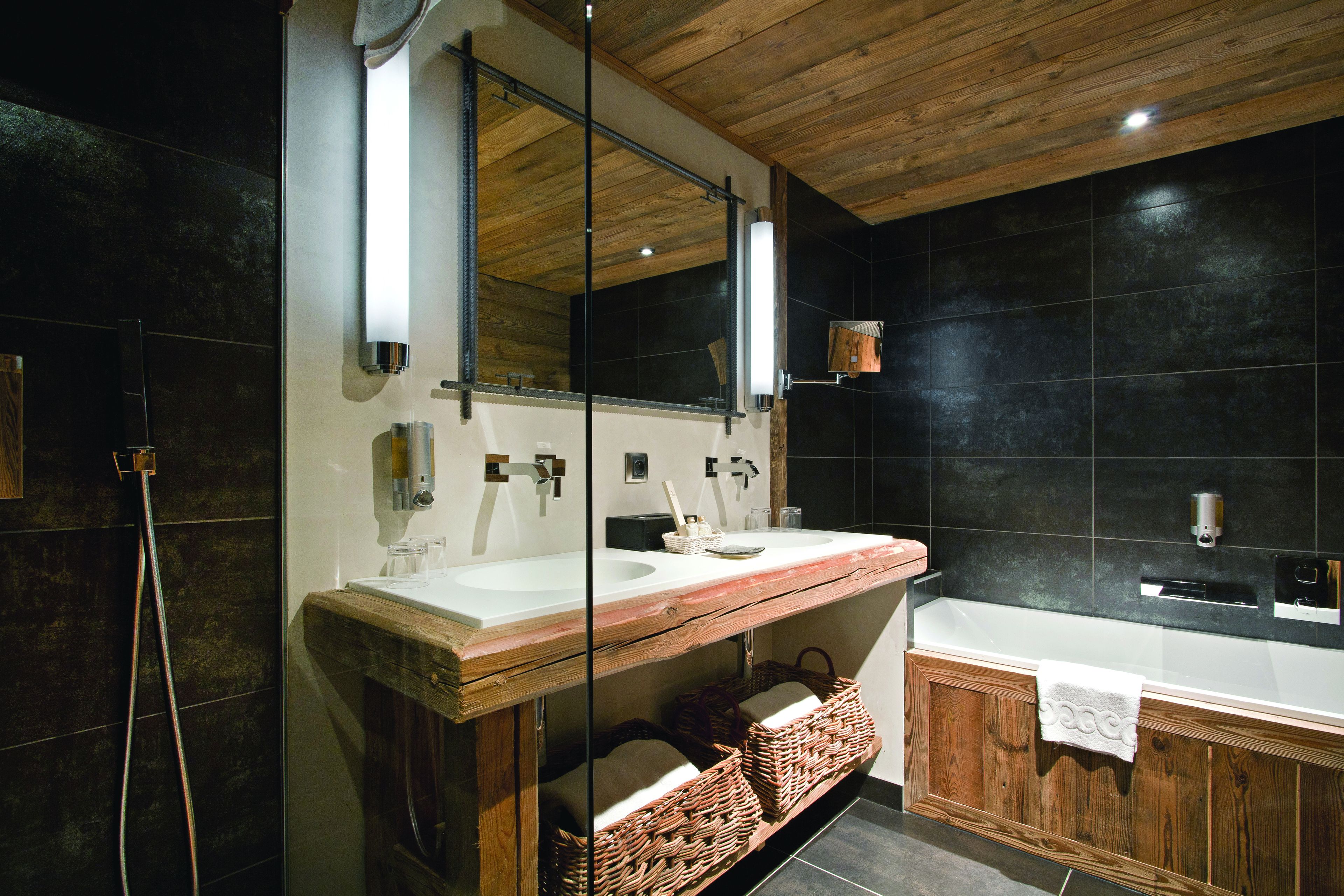 family suite, annex building (tapiaz 4 pers) | bathroom | hair dryer, bathrobes, slippers, towels