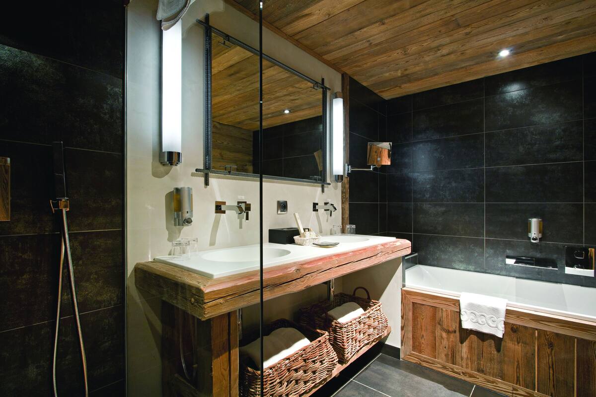 family suite, annex building (tapiaz 4 pers) | bathroom | hair dryer, bathrobes, slippers, towels