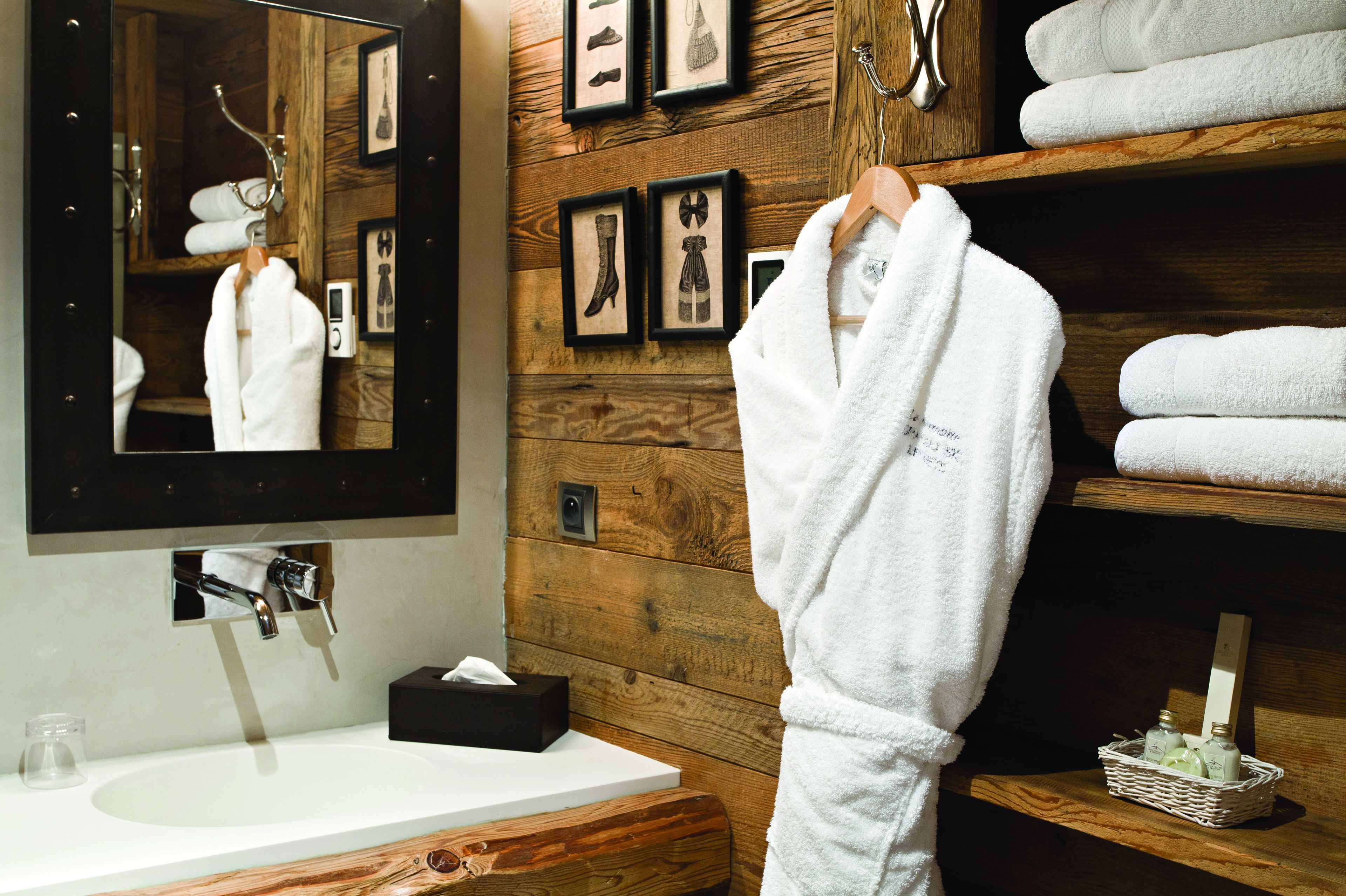 family suite, annex building (tapiaz 4 pers) | bathroom | hair dryer, bathrobes, slippers, towels