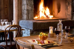 3 ห้องอาหาร, บริการอาหารเย็น, อาหารฝรั่งเศส