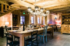 3 restaurants, dinner served
