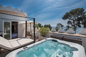 A rooftop terrace with a hot tub, outdoor seating, and a view of the sea. - La Villa Mauresque (Saint-Raphael)