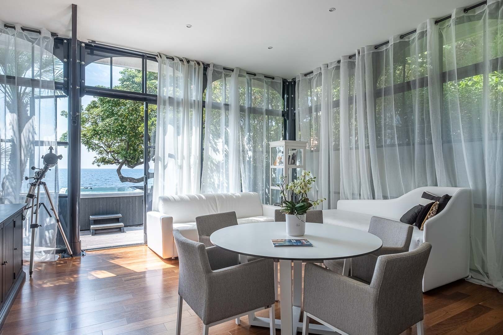 Suite | Living area | 70-cm flat-screen TV with satellite channels, TV, tablet