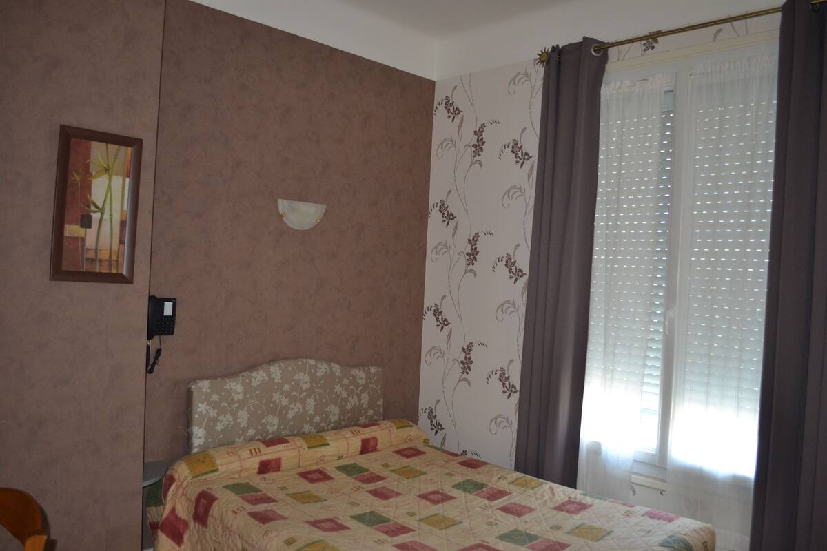 Double Room | In-room safe, desk, iron/ironing board, free WiFi