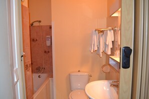 Articles de toilette gratuits, sèche-cheveux, serviettes fournies