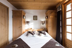 Standard Room | Katil Select Comfort, peti besi dalam bilik, meja, kalis bunyi