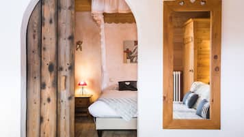 Deluxe Suite | Bathroom | Free toiletries, hair dryer, towels, shampoo