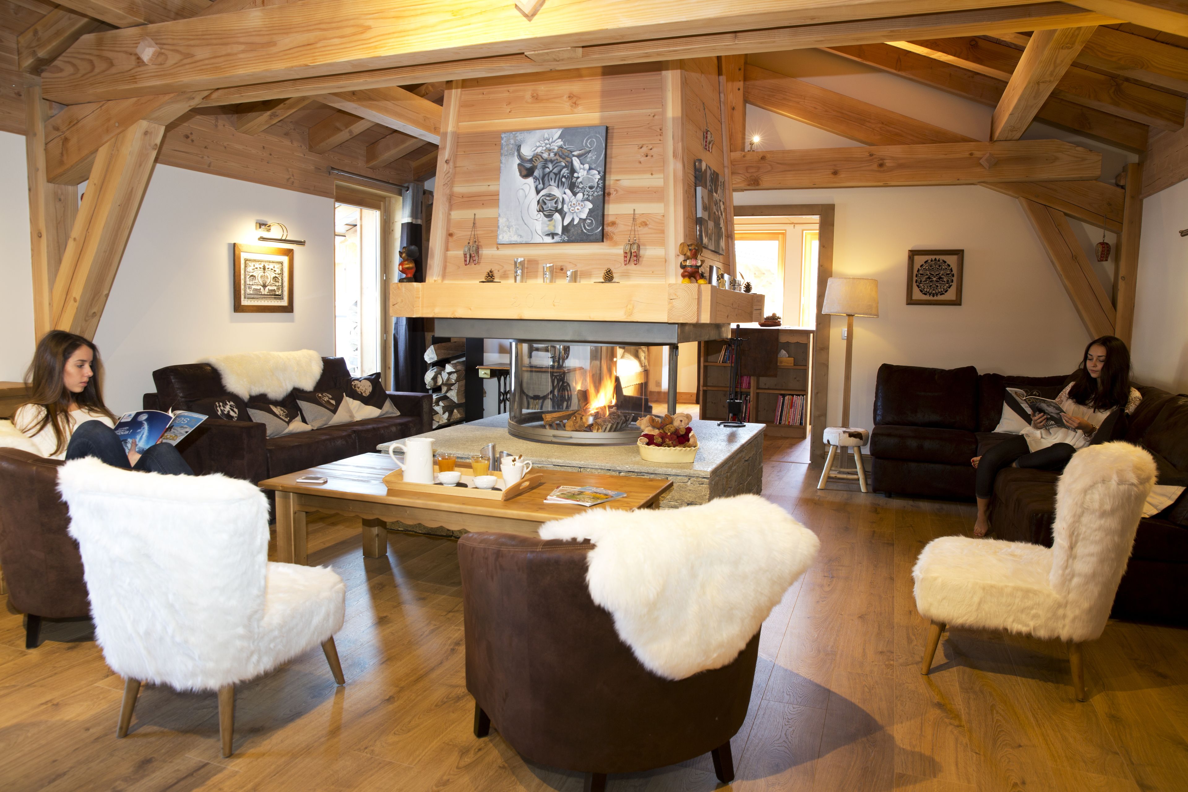 70-cm flat-screen tv with digital channels, ping pong, books