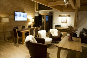 70-cm flat-screen TV with digital channels, table tennis, books - Hôtel La Griyotire (Praz-sur-Arly)