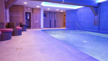 Inomhuspool med öppettider 10.00 till 20.00, och solstolar