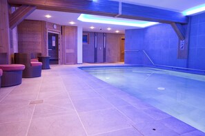 Indoor pool, open 10:00 AM to 8:00 PM, sun loungers - Hôtel La Griyotire (Praz-sur-Arly)