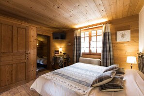 Quarto quĂĄdruplo famĂlia | Camas Select Comfort, cofres nos quartos, escrivaninha