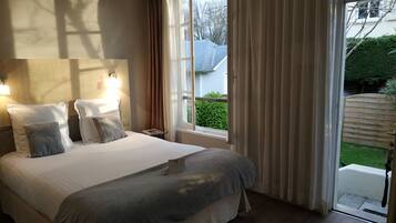 Superior Double Room | Individually decorated, desk, soundproofing, free WiFi