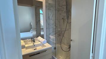 Kamar Double (Privilege) | Kamar mandi | Perlengkapan mandi gratis, pengering rambut, dan handuk