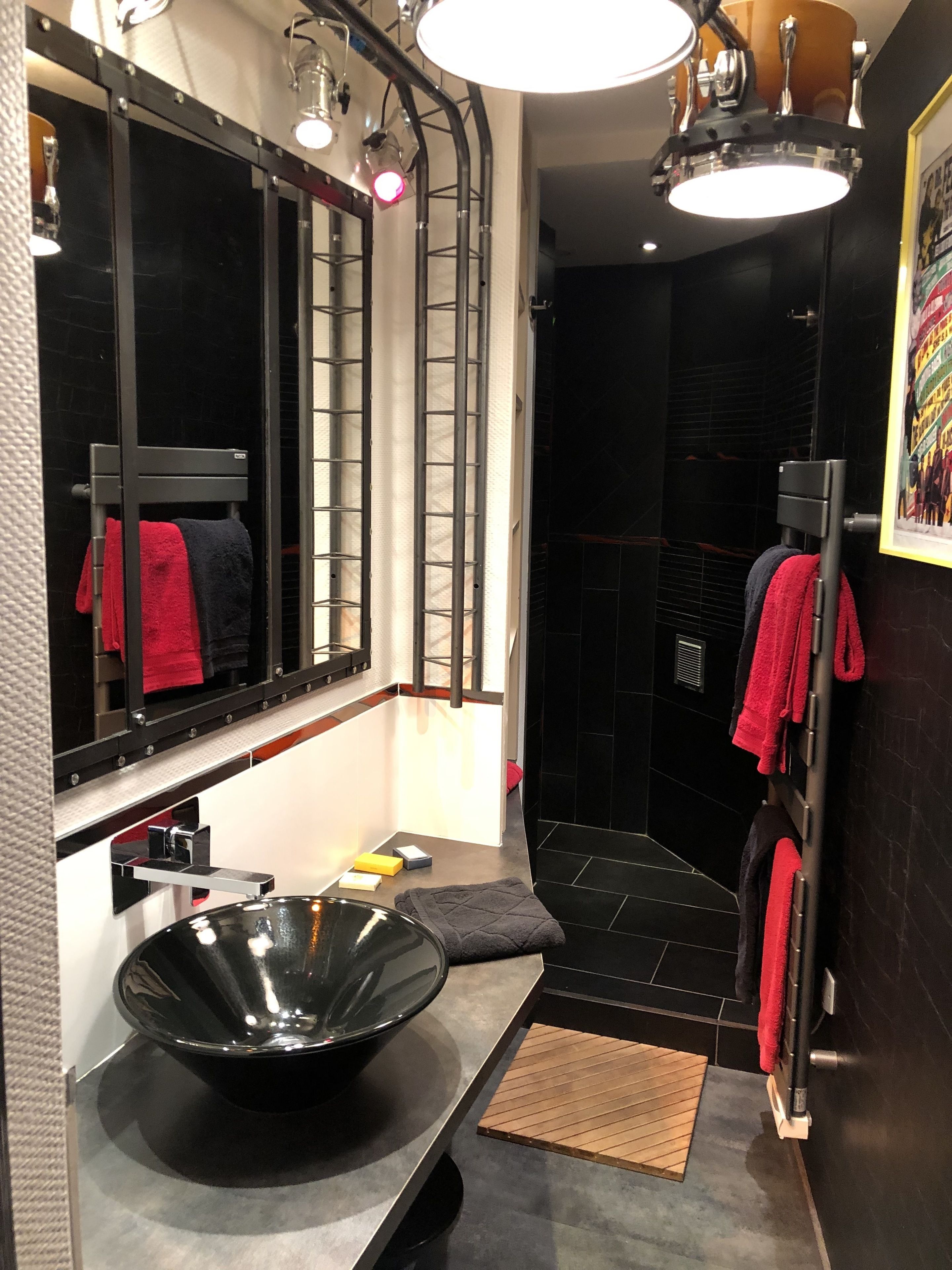 deluxe double room (backstage) | bathroom | free toiletries, towels