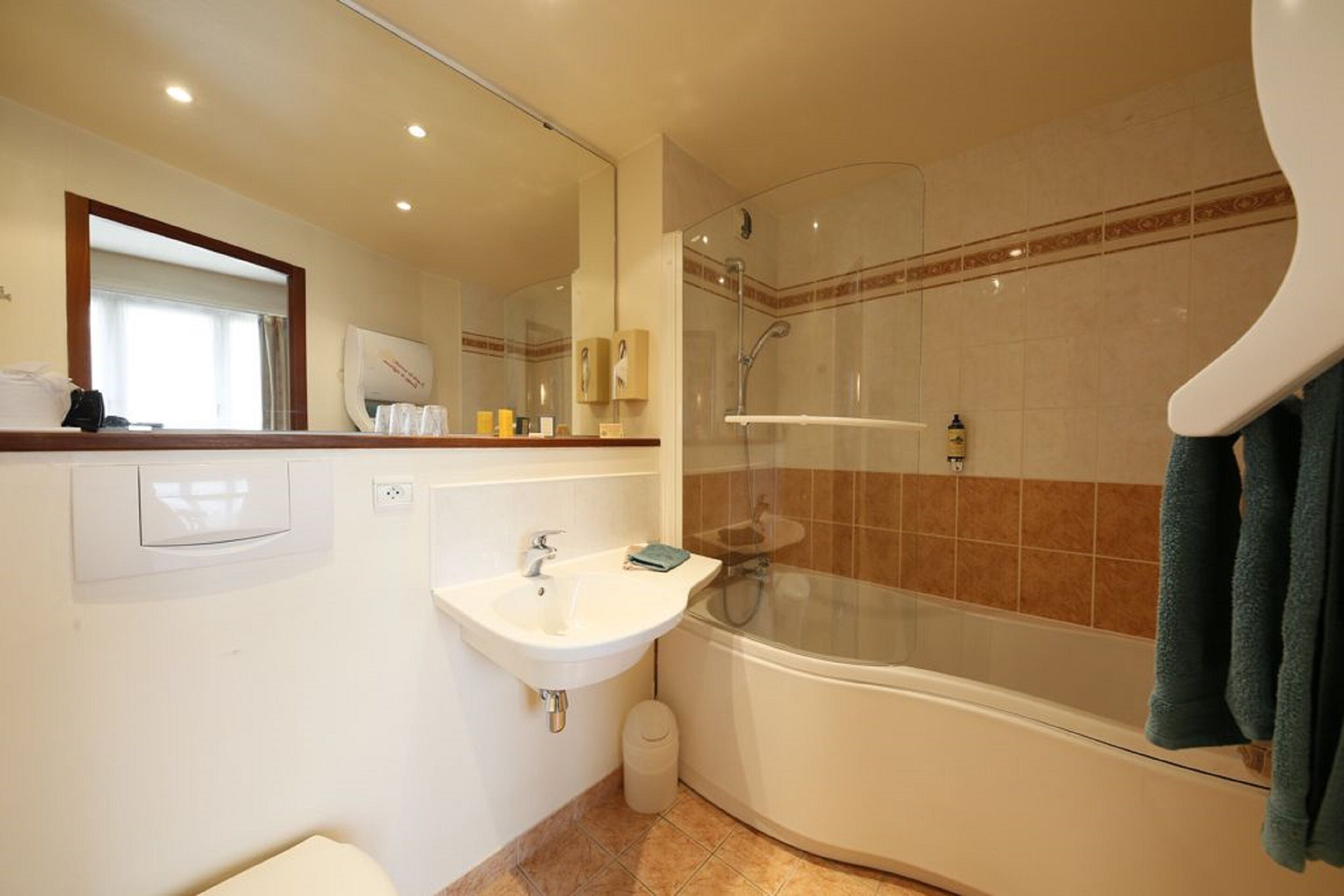 superior double room | bathroom | free toiletries, towels