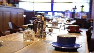 Café da manhã com buffet diário (EUR 15 por pessoa) 