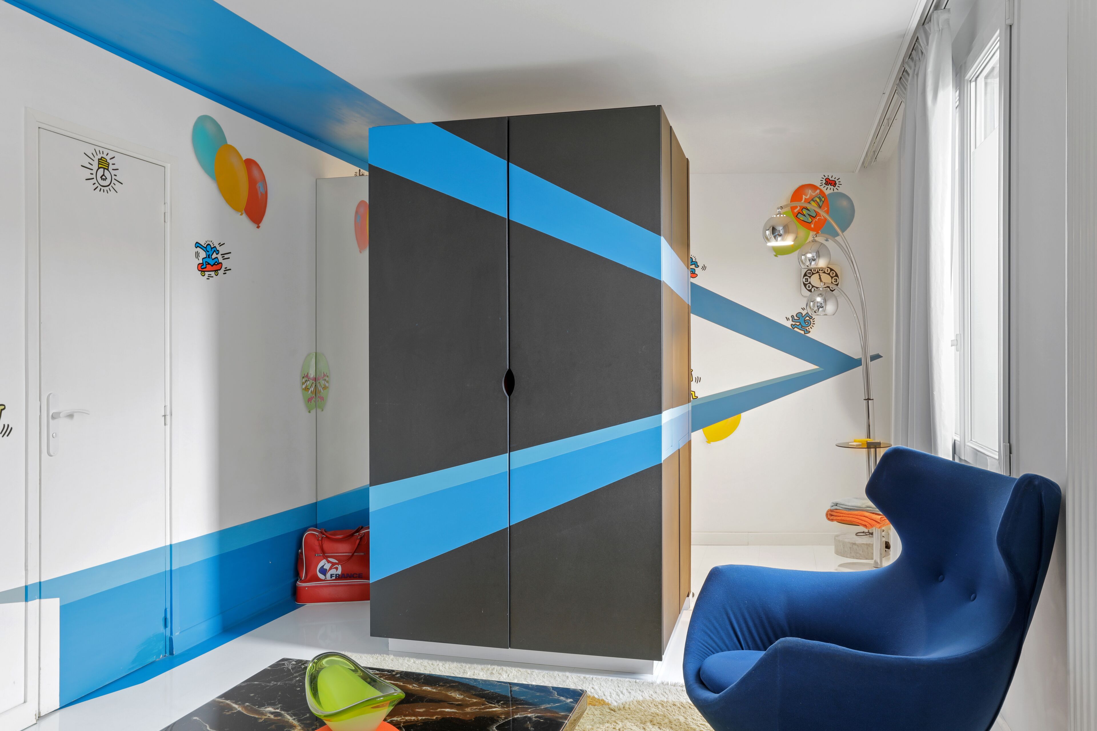 deluxe double room (comic strip) | living area | flat-screen tv