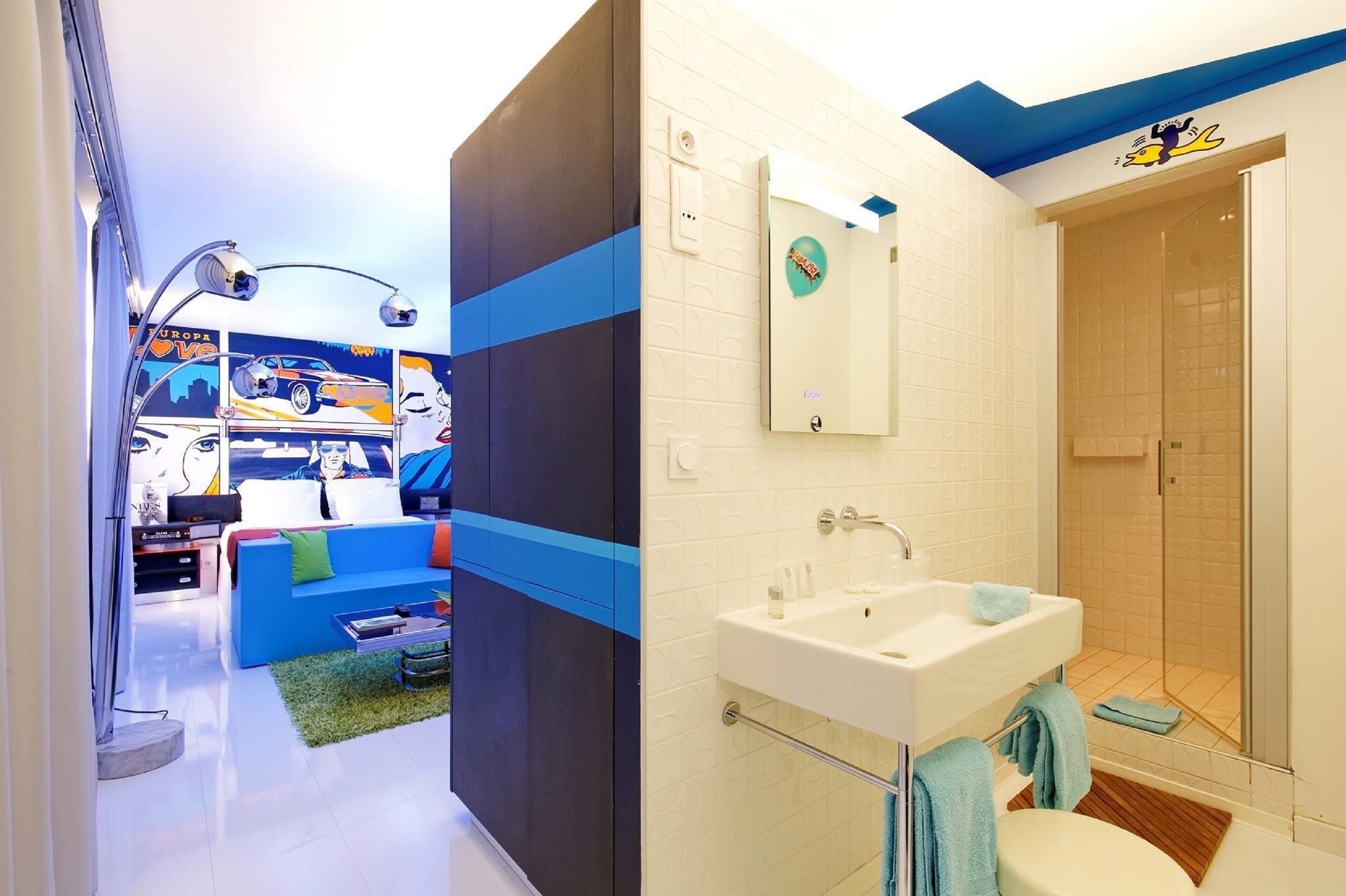 deluxe double room (comic strip) | bathroom | free toiletries, towels