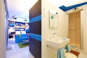 Deluxe Double Room (Comic Strip) | Bathroom