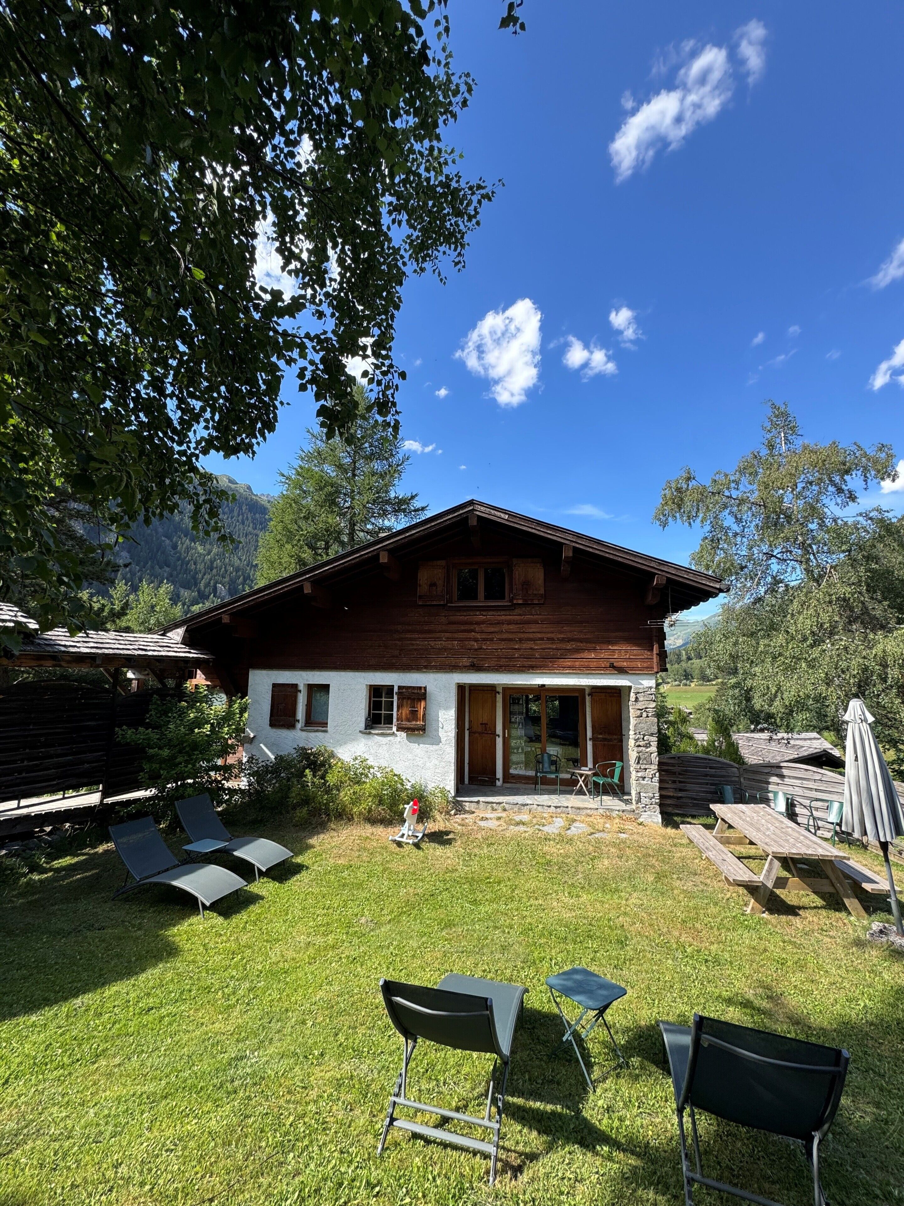 Chalet, 3 Bedrooms | Bar mini, meja, ruang kerja komputer riba, kalis bunyi 