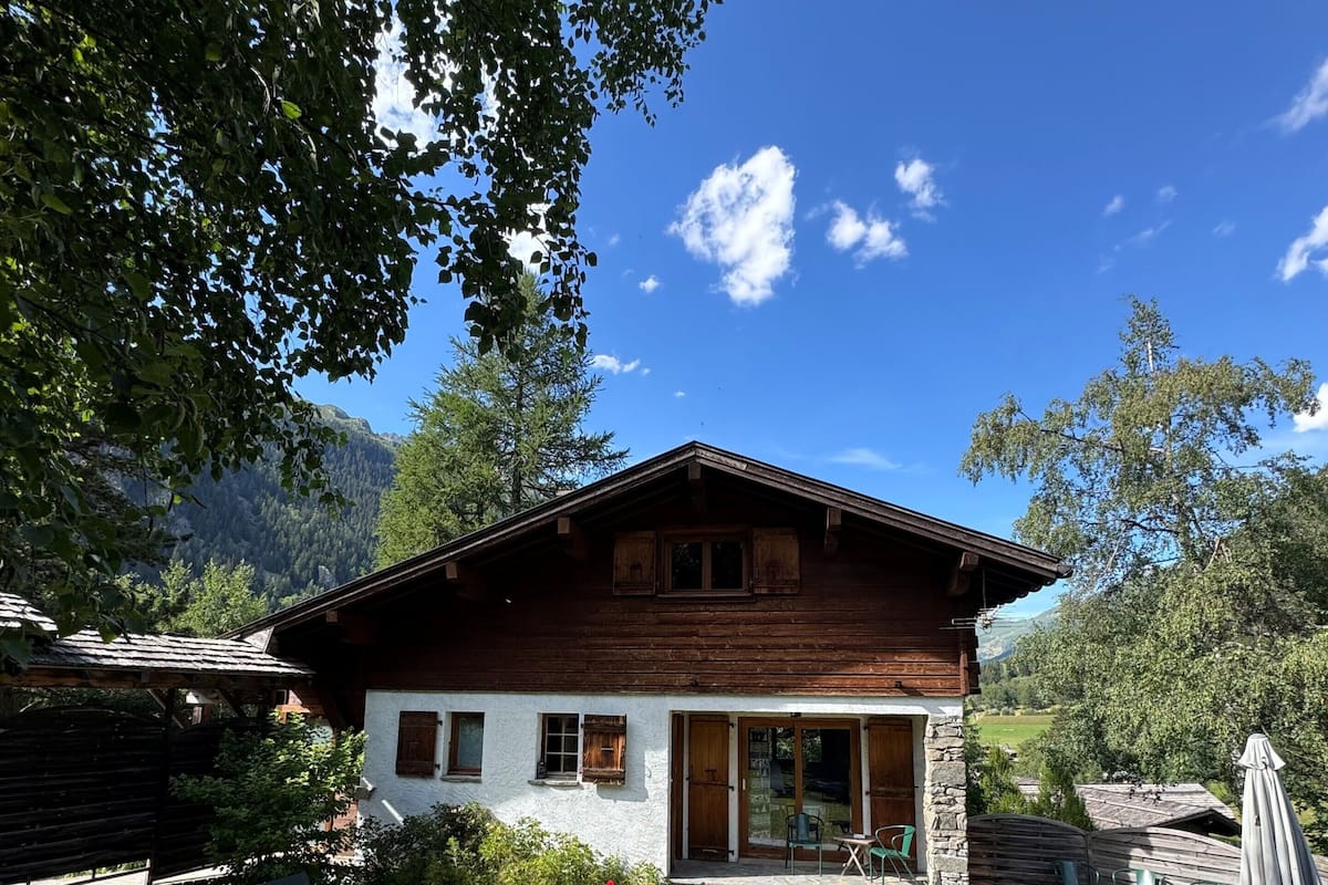 Chalet, 3 slaapkamers | Een minibar, een bureau, een laptopwerkplek, geluiddichte muren