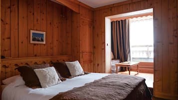 Superior Triple Room | Minibar, desk, laptop workspace, soundproofing