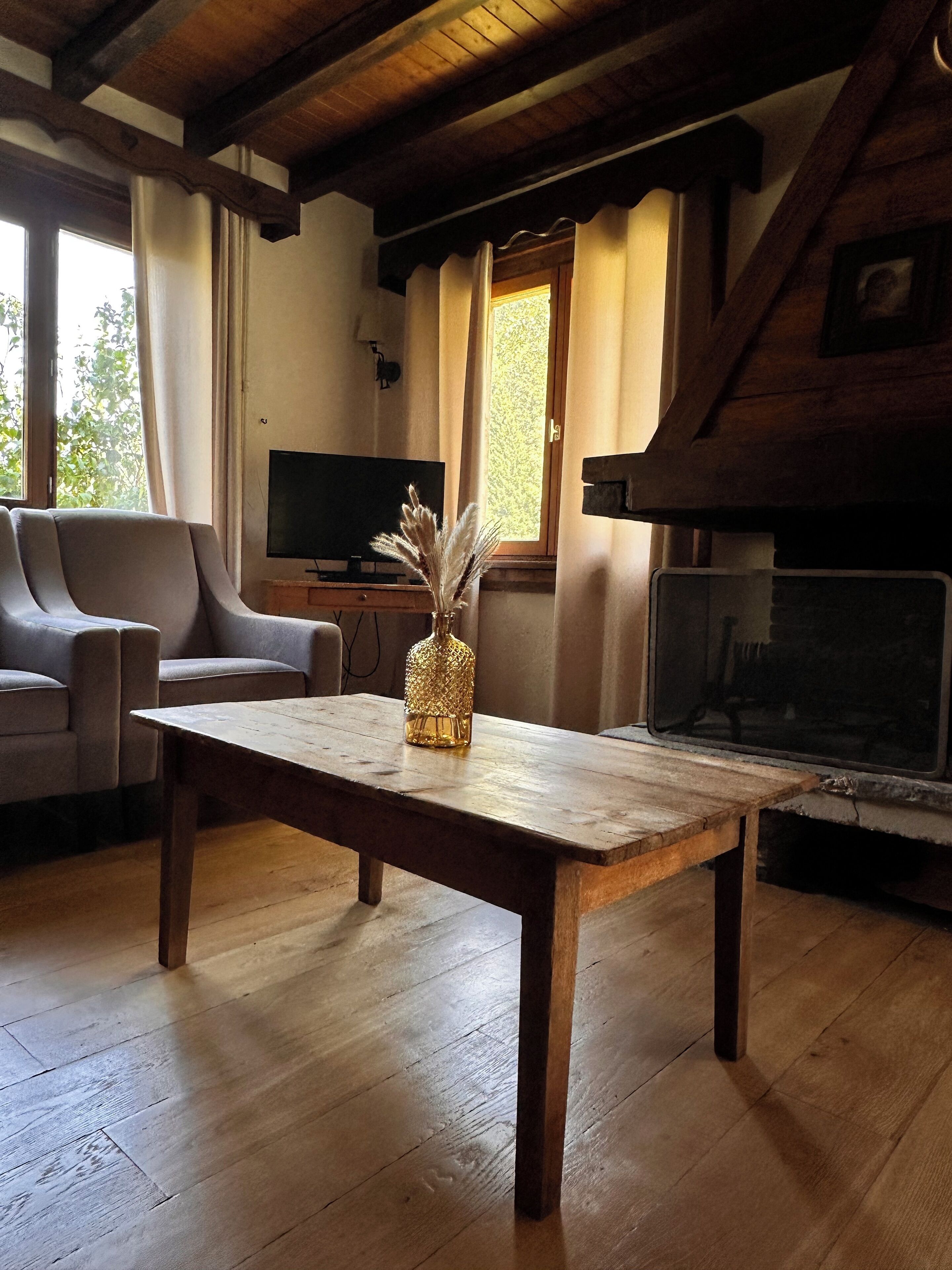 chalet, 3 bedrooms | living area | tv, books