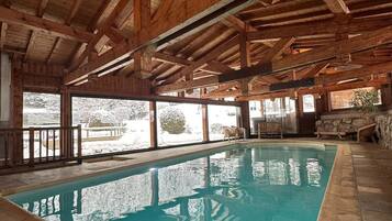 Alberca techada y camastros