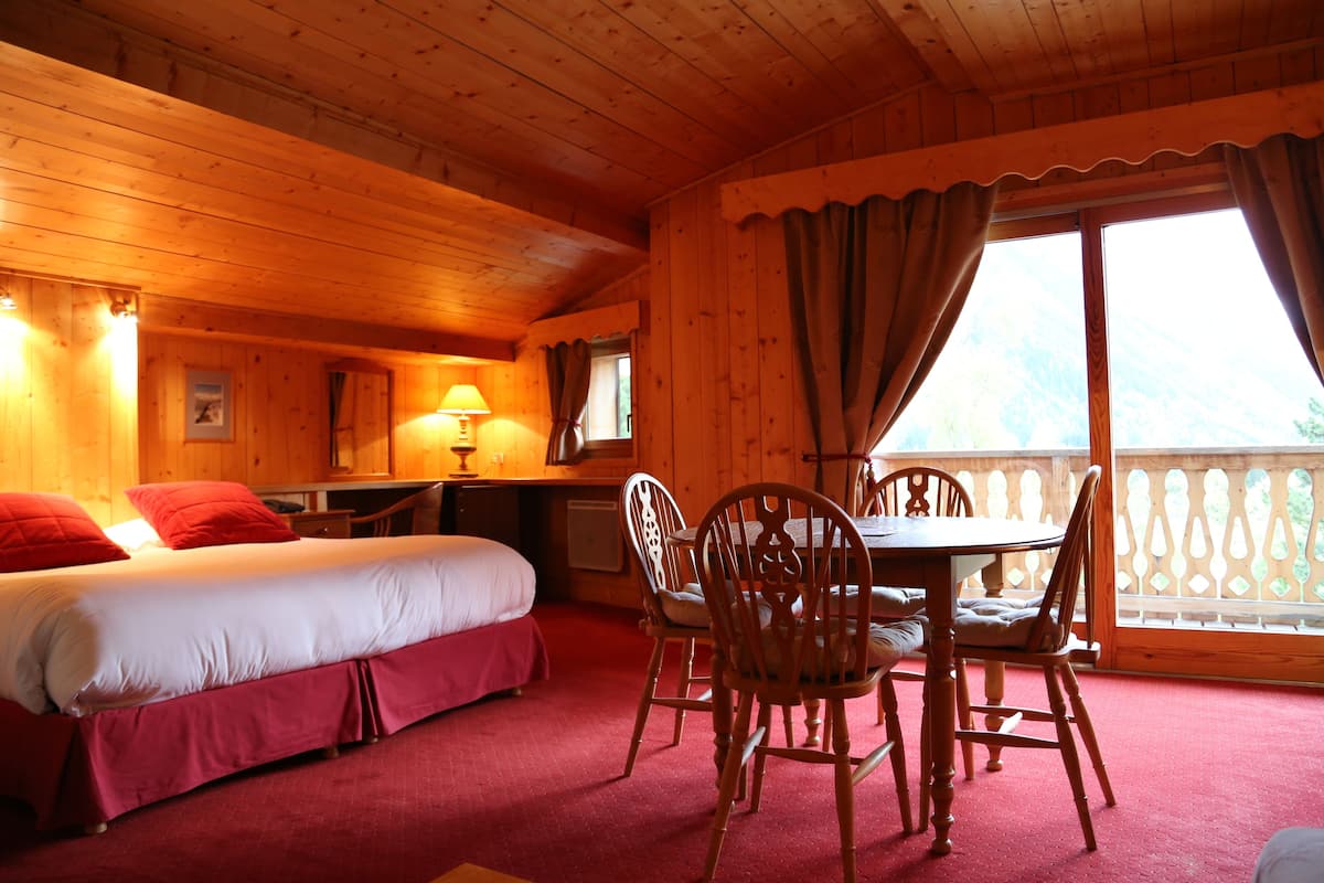 privilege mountain double room | 1 bedroom, minibar, desk, laptop workspace