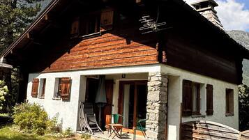 Chalet, 3 Bedrooms | Living area | TV, books