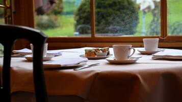 Desayuno buffet (EUR 18 por persona)