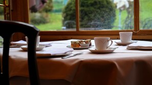 A table set for tea with a view of the garden through the window. - Le Jeu de Paume (Chamonix-Mont-Blanc)