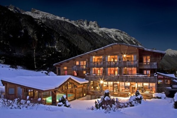 Voorkant accommodatie - avond/nacht