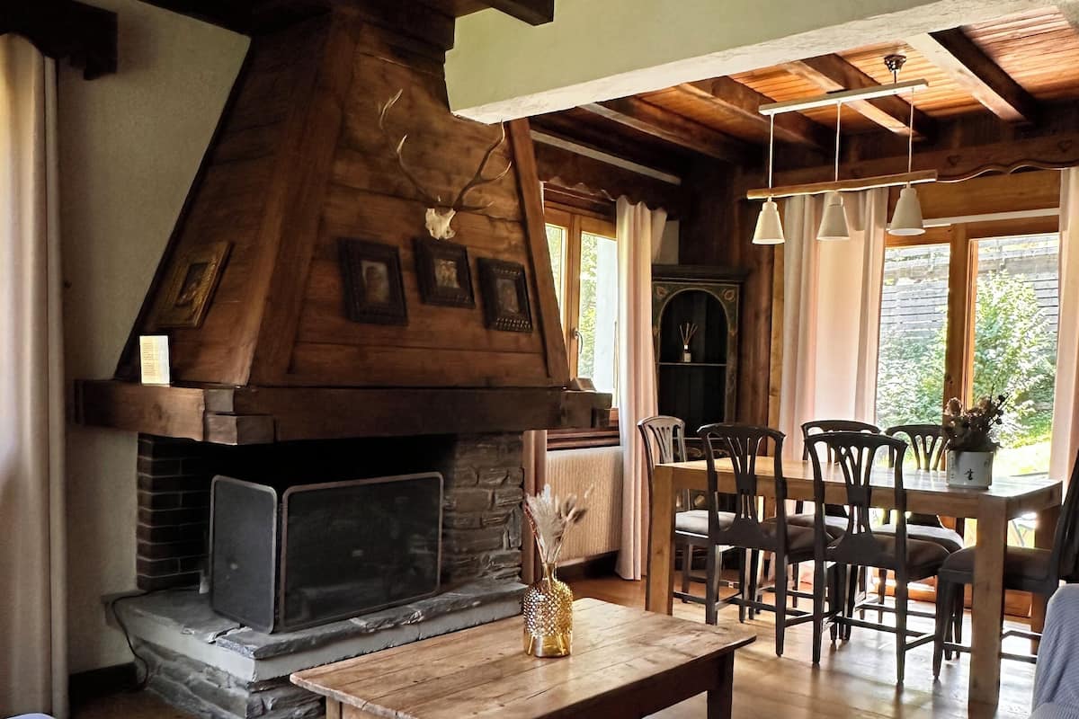 Chalet, 3 slaapkamers | Woonruimte | Televisie en boeken