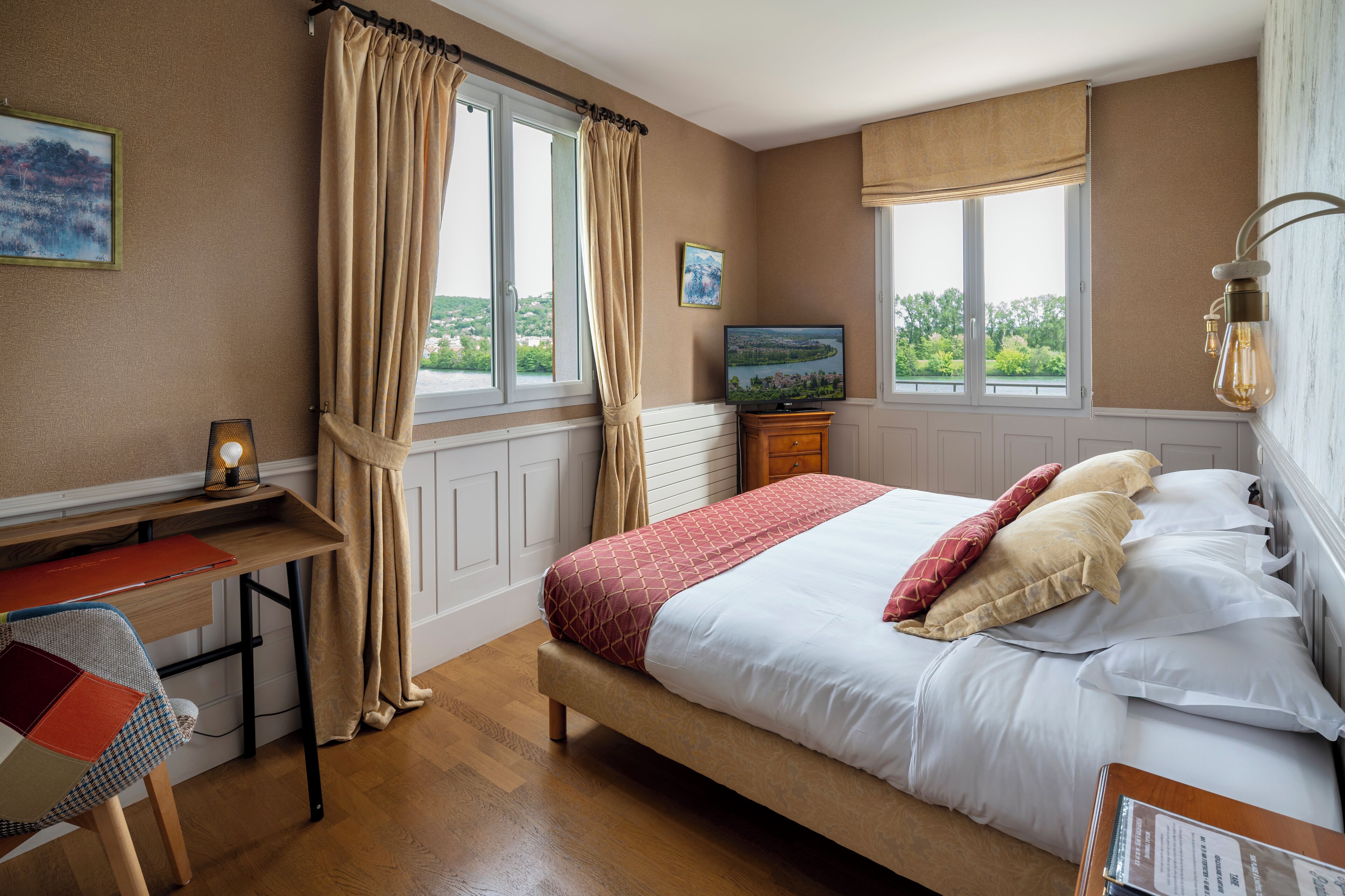 suite | premium bedding, minibar, in-room safe, individually decorated