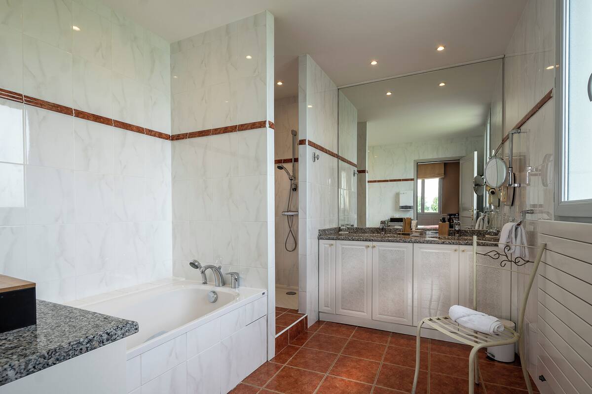 suite | bathroom | free toiletries, hair dryer, towels