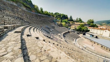 Un anfiteatro antiguo con asientos de piedra y una vista despejada del paisaje circundante.