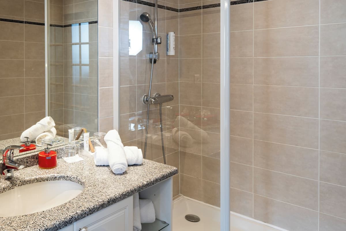 double room | bathroom | free toiletries, hair dryer, towels