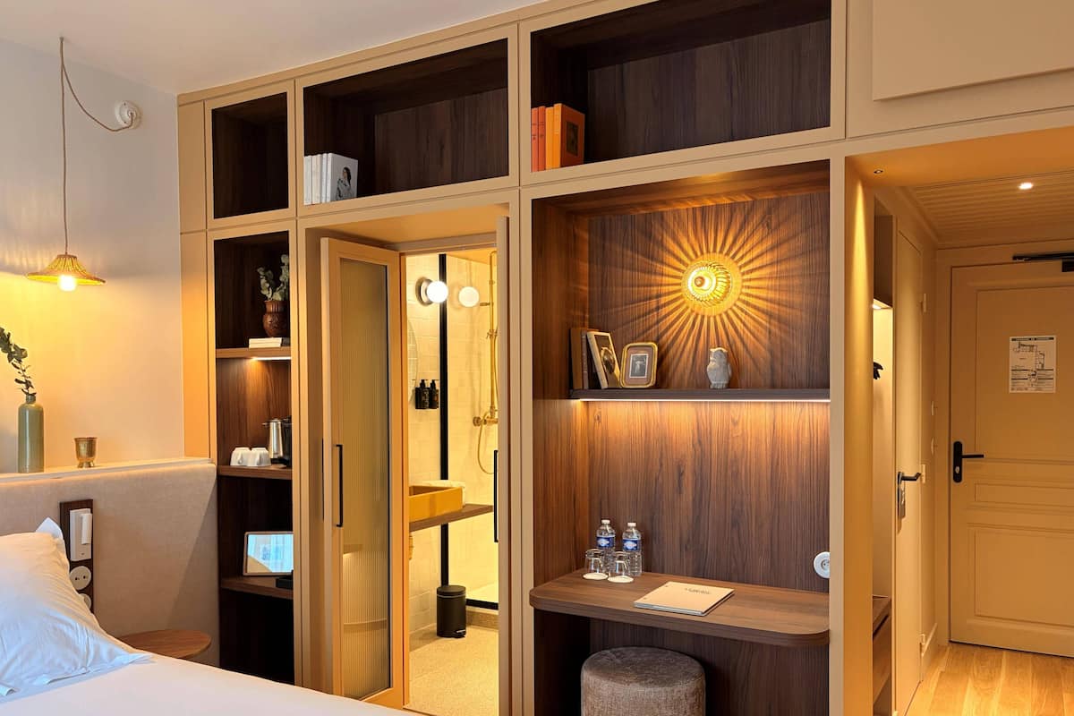 Prestige Room - Renovated | Bộ đồ giường cao cấp, minibar, két bảo mật tại phòng, bàn 