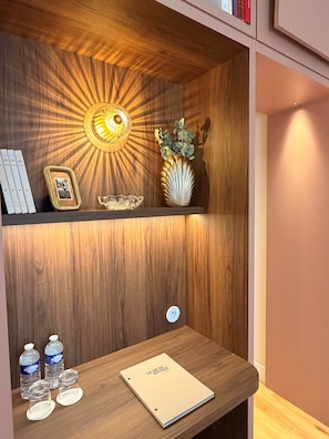 Prestige Room - Renovated | Sengetøy av topp kvalitet, minibar og safe på rommet