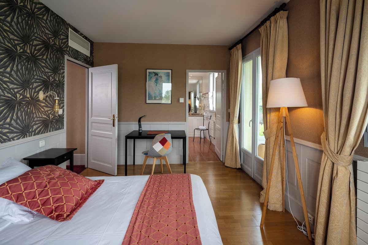 Suite | Peralatan tempat tidur premium, bar mini, peti besi dalam bilik