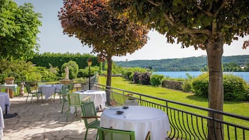 Petit déjeuner et déjeuner servis sur place, restauration en plein air