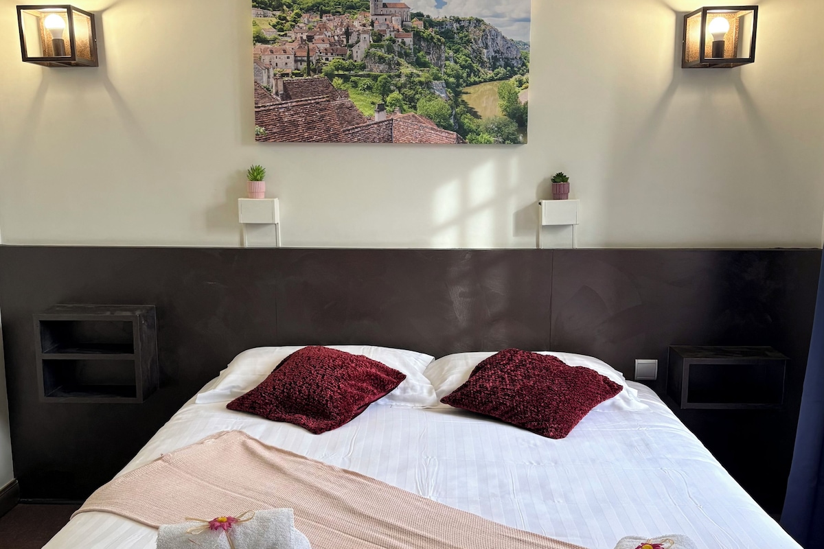 Double Room, Queen Bed | Desk, laptop workspace, WiFi (free), bed sheets