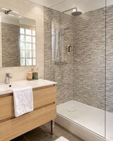 Double Room, Queen Bed | Bathroom | Free toiletries, towels