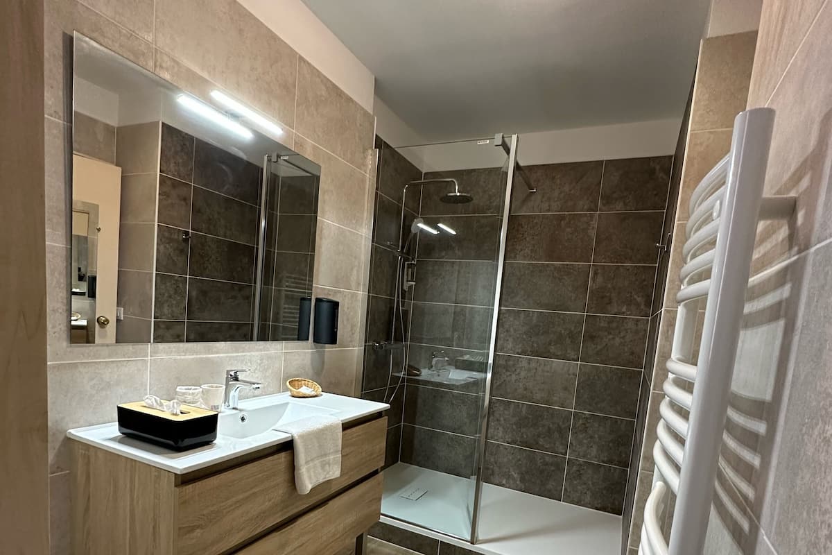 Double Room, Queen Bed